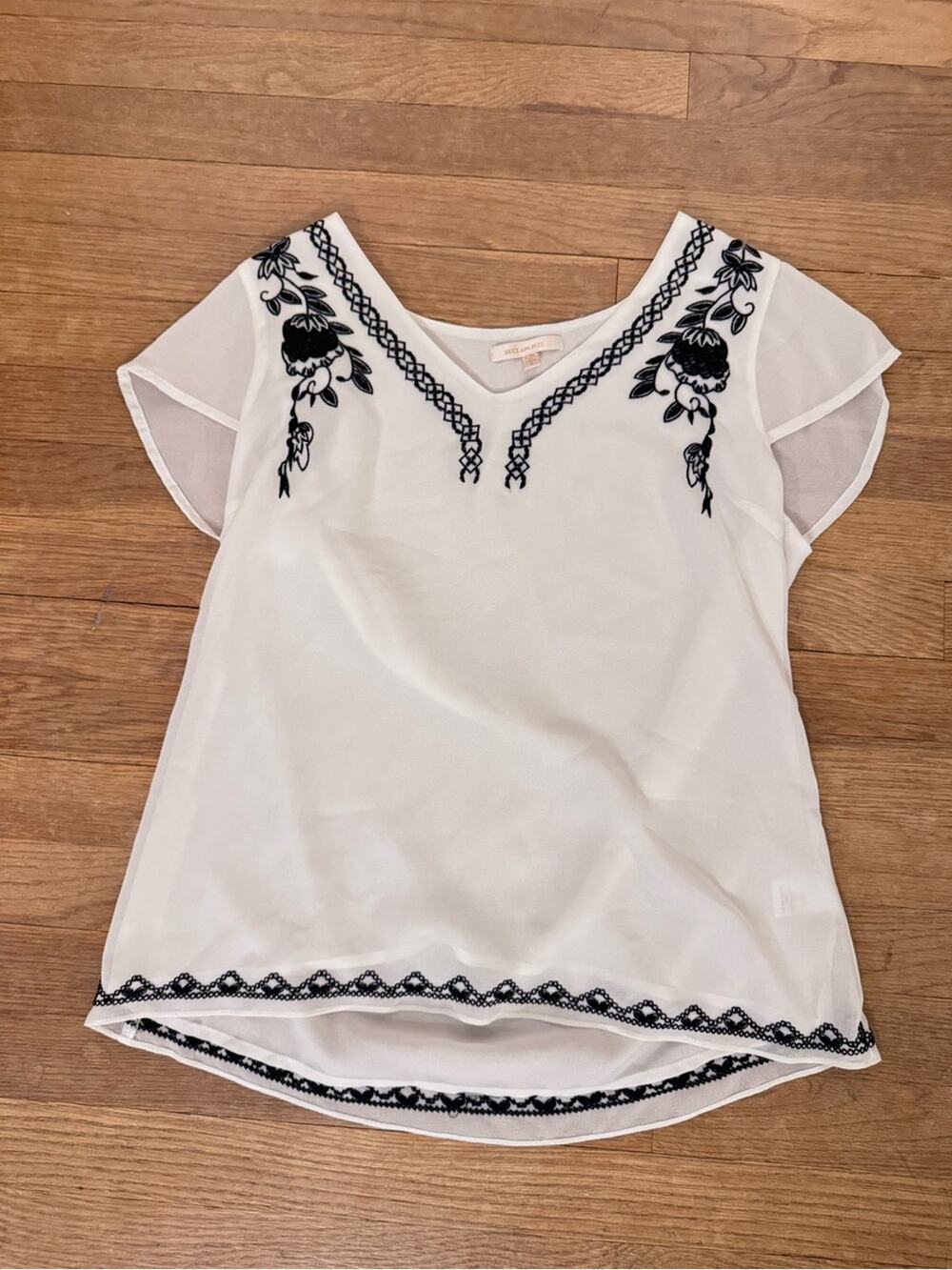Skies Are Blue Women's White Embroidered V-Neck Top - Size S
b86
